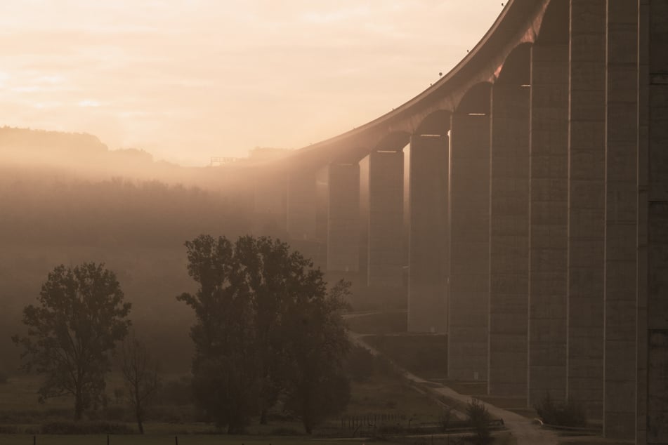 Die Autobahnbrücke Viaduc de Magnan ist etwa 100 Meter hoch. (Symbolbild)