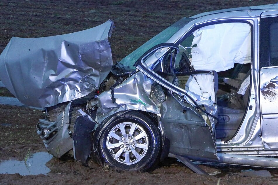 Der Fahrer (40) und die Beifahrerin (45) des zweiten involvierten Fahrzeugs kamen schwer verletzt in ein nahegelegenes Krankenhaus.