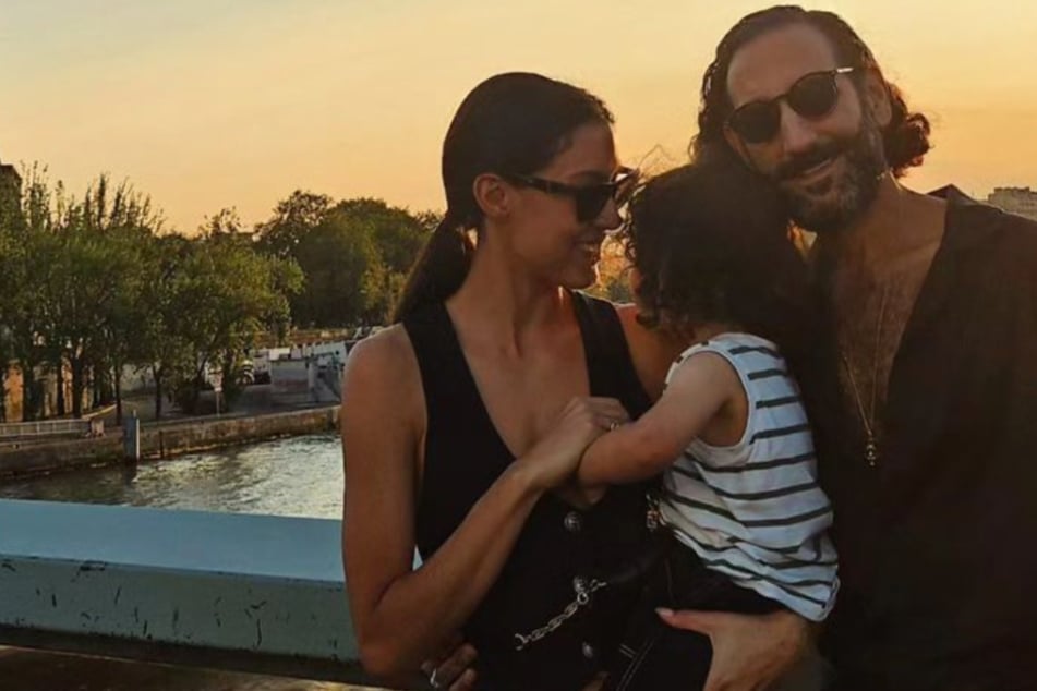 Im Herzen von Paris zeigte sich Model-Mama Rebecca Mir (31) zusammen mit Ehemann Massimo Sinató (42) und dem für die Öffentlichkeit namenlosen gemeinsamen Sohnemann.