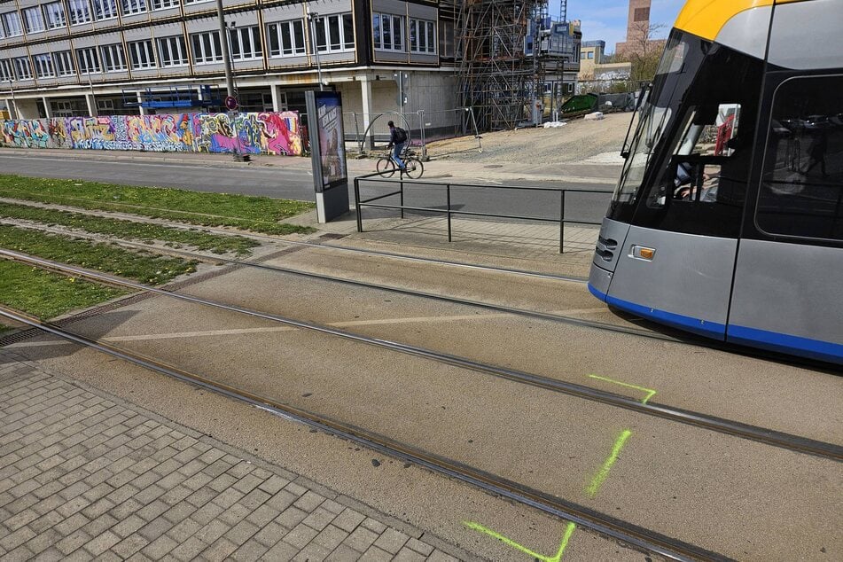 Eine 20-Jährige wurde beim Zusammenstoß mit einer Straßenbahn schwer verletzt.