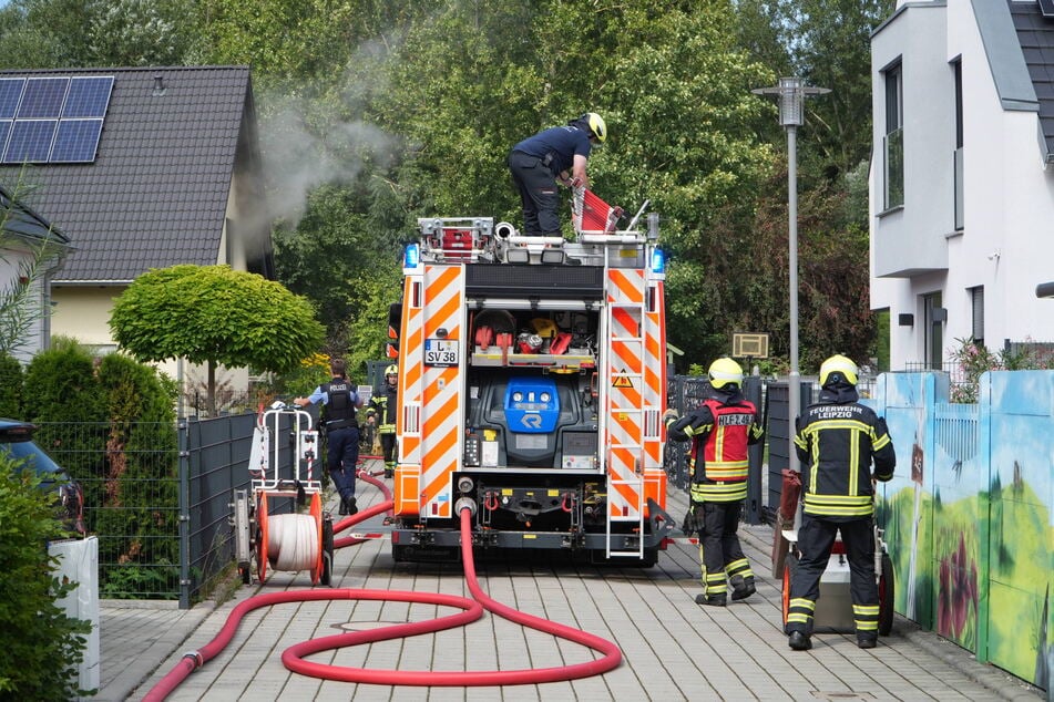 Kräfte von Polizei und Feuerwehr an dem Einfamilienhaus, in dem es am Donnerstag zu einem Brand kam. Warum das Feuer ausbrach, ist derzeit noch unklar.
