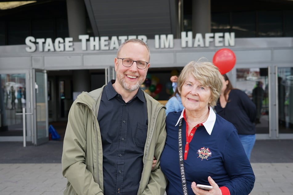 Ursel Scheffler (85) zusammen mit Autor und Unterstützer des Projekts Till Penzek (48) vor dem Theater im Hafen.