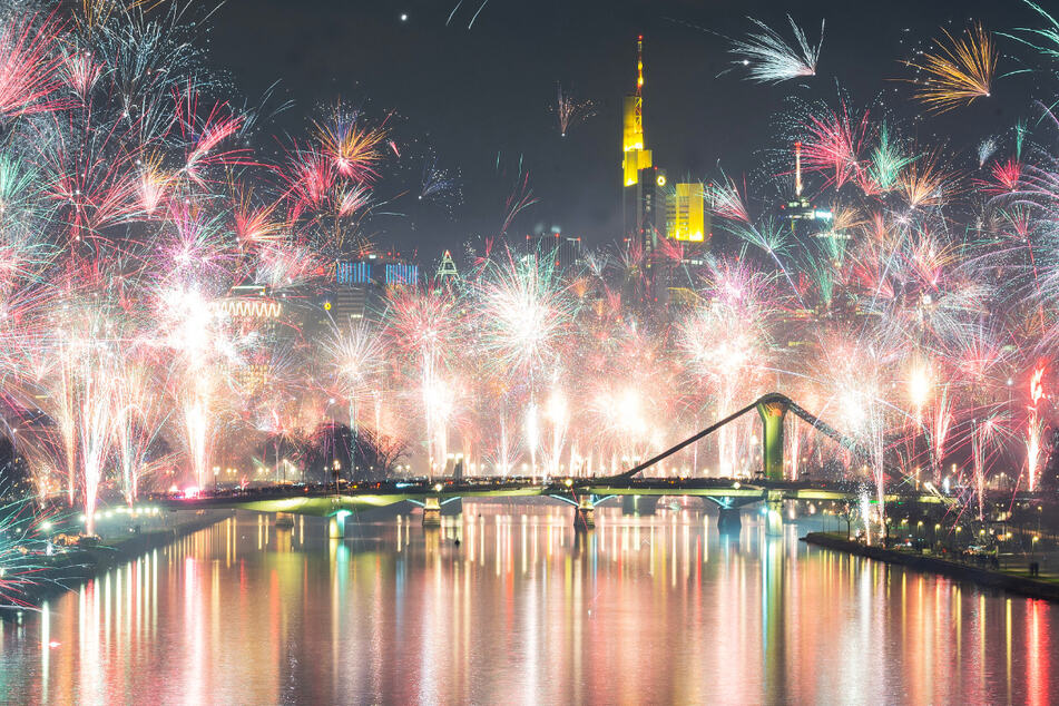 Traditionell versammeln sich in der Silvester-Nacht viele Bürgerinnen und Bürger von Frankfurt an beiden Seiten des Mainufers, um ihr Feuerwerk abzubrennen.