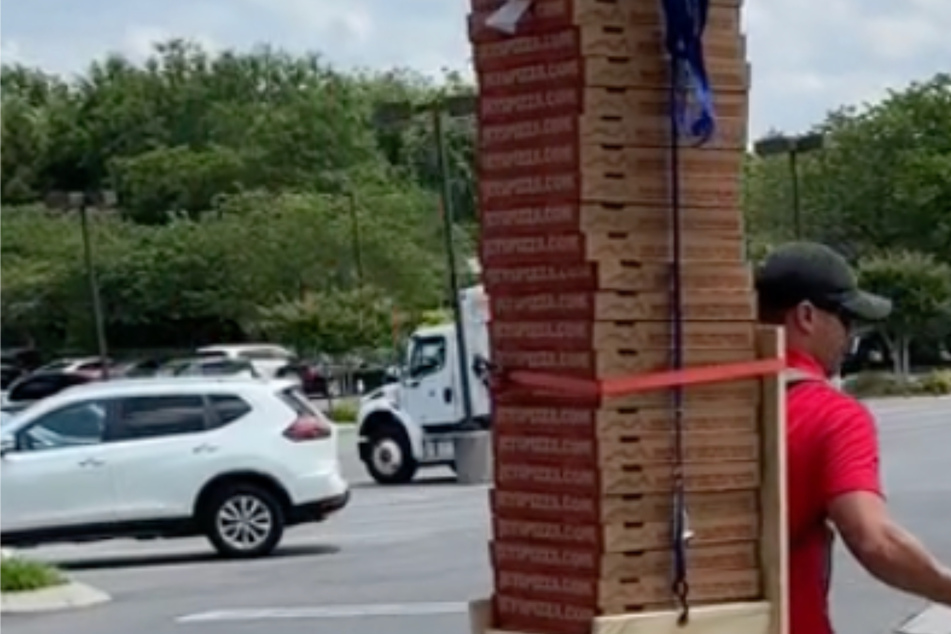 Lieferant transportiert 30 Pizzen auf einen Schlag - auf dem Skateboard!