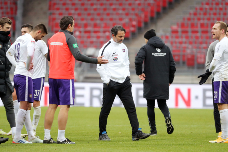 FCE-Coach Dirk Schuster (4.v.r.) schritt nach der Partie mit gesenktem Kopf über den Platz.