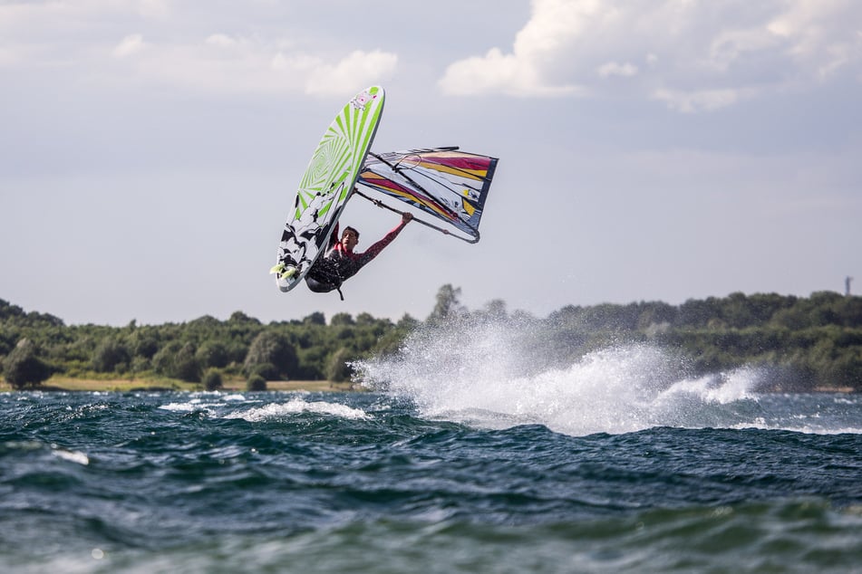 An stürmischen Tagen fliegen die Windsurfer über den "Cossi".