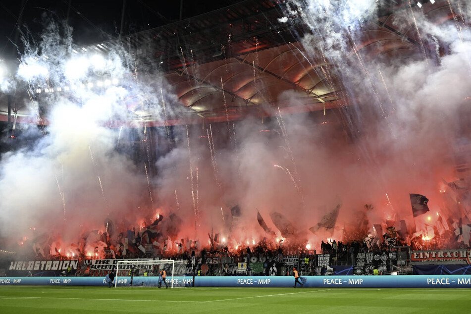 Im Hinspiel brannten die Eintracht-Fans im heimischen Stadion bereits ein Feuerwerk ab. Nach dem aktuellen Stand der Dinge dürfen sie auch in Neapel ihr Team lautstark unterstützen.