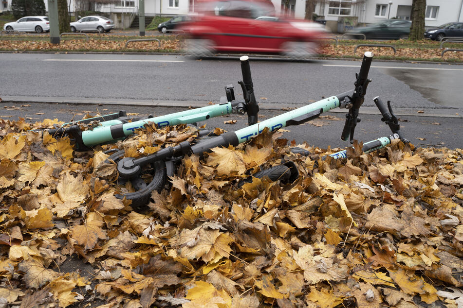 Leider werden die äußerst beliebten E-Scooter immer wieder an ziemlich ungünstigen Stellen abgelegt.
