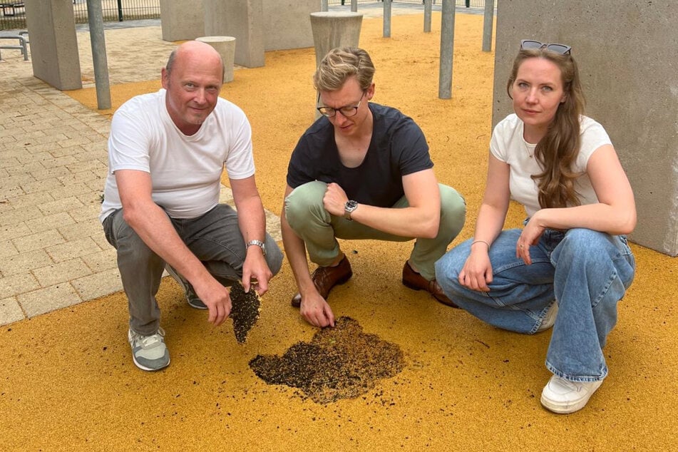 Gerade erst eröffnet, schon wieder kaputt: Die SPD-Stadtbezirksbeiräte Christian Kreß (35), Michael Kunath (56, l.) und Carmen Neuburg (33) an der Trainings-Anlage in Blasewitz.