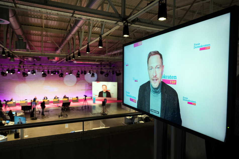 Auf Monitoren ist die Rede von Christian Lindner (43), Vorsitzender der FDP und Bundesfinanzminister, während des NRW-Landesparteitags zu sehen.