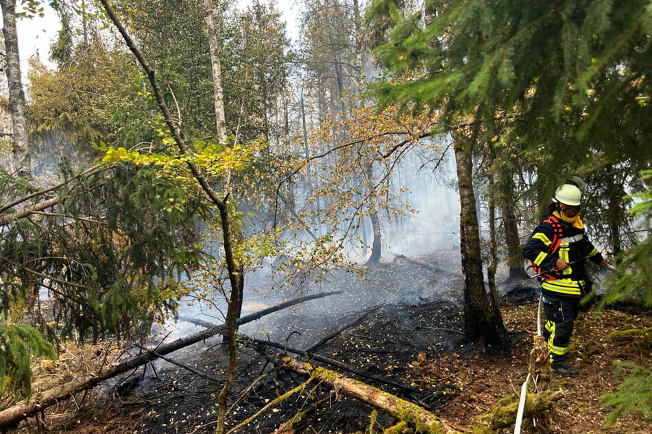 Die Feuerwehr steht auch vor der Aufgabe, eine dauerhafte Wasserversorgung für die Löscharbeiten zu gewährleisten.