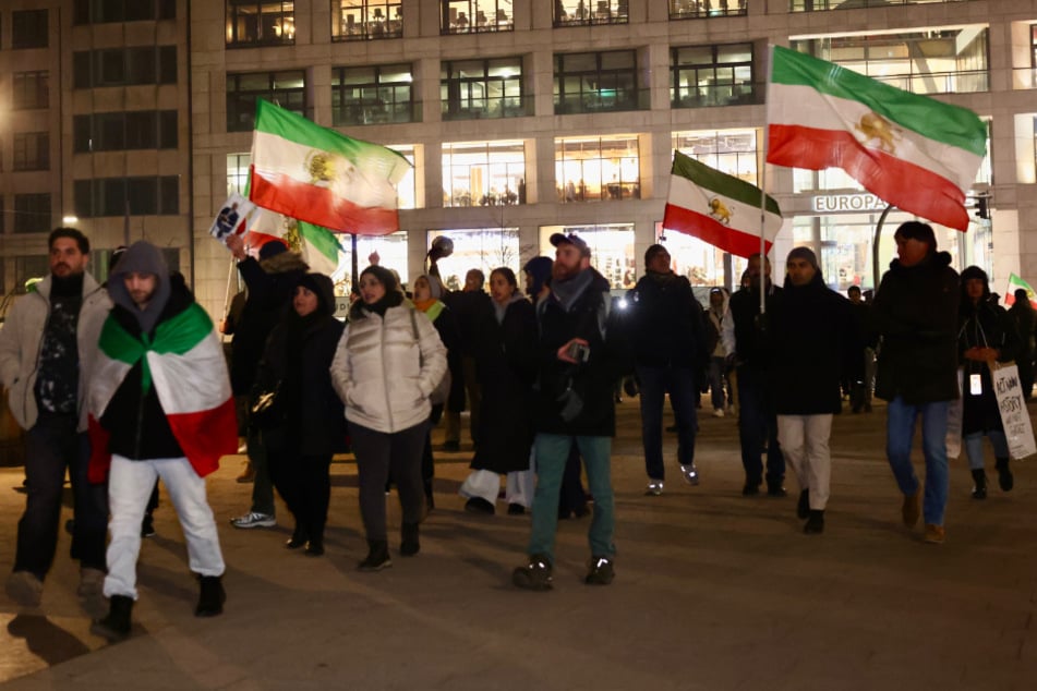 Rund 1200 Menschen waren mit iranischen Flaggen rund um die Alster unterwegs.