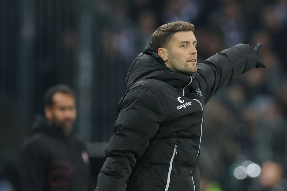 St.-Pauli-Coach Fabian Hürzeler (30) haderte nach dem Pokal-Aus nicht nur mit der Leistung seiner Mannschaft, sondern auch mit dem Schiedsrichter.
