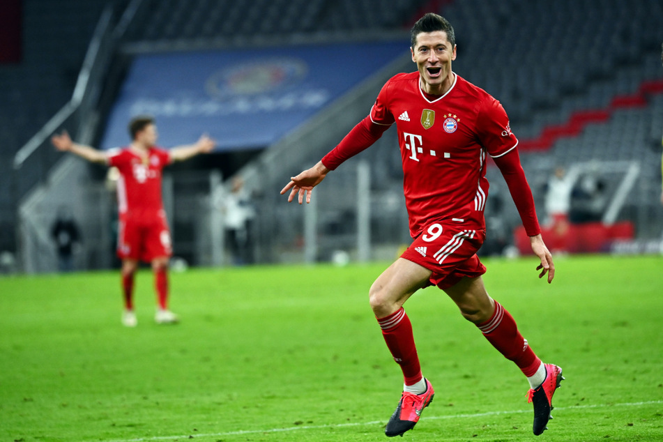 Robert Lewandowski (32) könnte sich bald in die Bundesliga-Geschichtsbücher eintragen: Er hat noch zehn Spiele Zeit für neun Tore. Dann hätte er den Torrekord von Gerd Müller (40 Treffer in der Saison 1971/72) geknackt.
