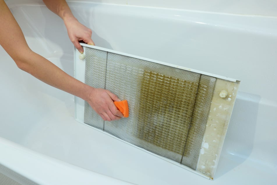 In einer Wanne oder großen Spüle lasst sich der Dunstabzugshaubenfilter leichter reinigen.