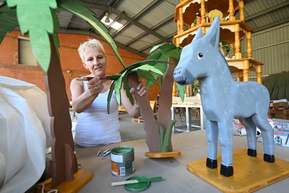 Doreen Soda (48) bemalt Palmen, die wie der Esel auf dem größten Pyramidenteller aufgestellt werden.