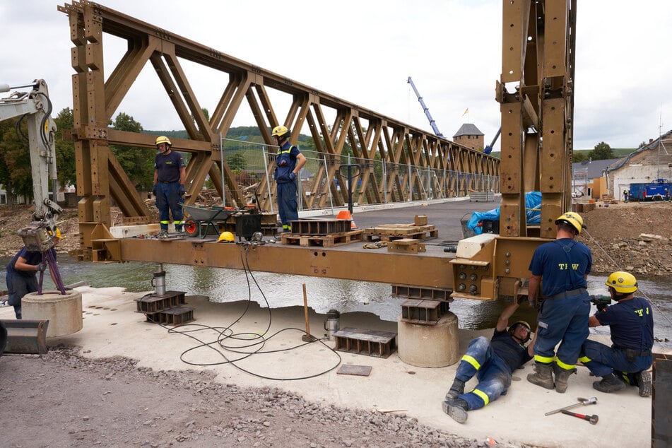 Mitarbeiter des THW errichteten nach der Flutkatastrophe 2021 in Ahrweiler (Rheinland-Pfalz) eine Behelfsbrücke.