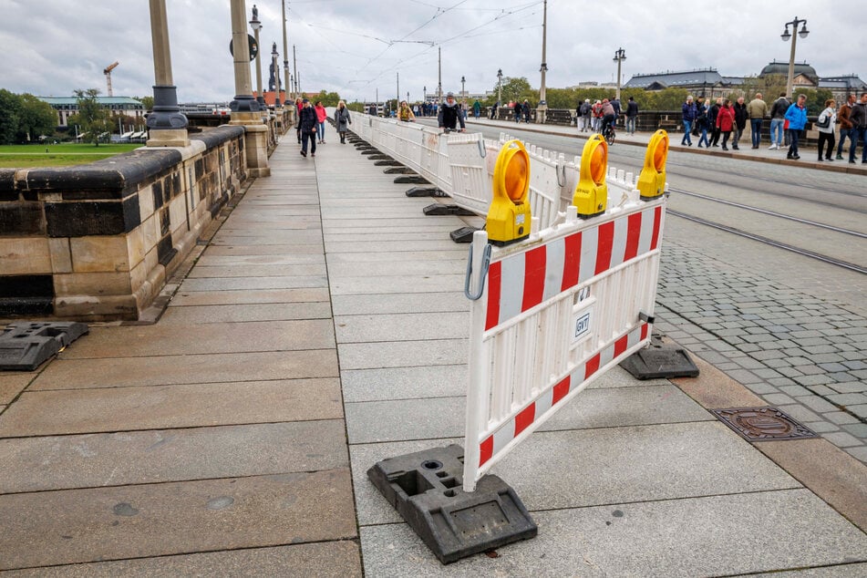 Gesperrt bis Frühjahr: Auf dem westlichen Fußweg der Augustusbrücke verlegt die SachsenEnergie Rohre für die Fernwärme.