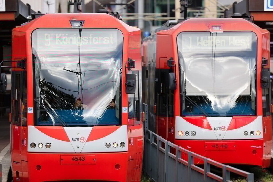 Es ist ein Kölner Aufreger-Thema: Immer wieder beschweren sich Bahnreisende bei den KVB über Fahrgäste, die zu laut Telefonieren oder Musik hören. (Symbolbild)