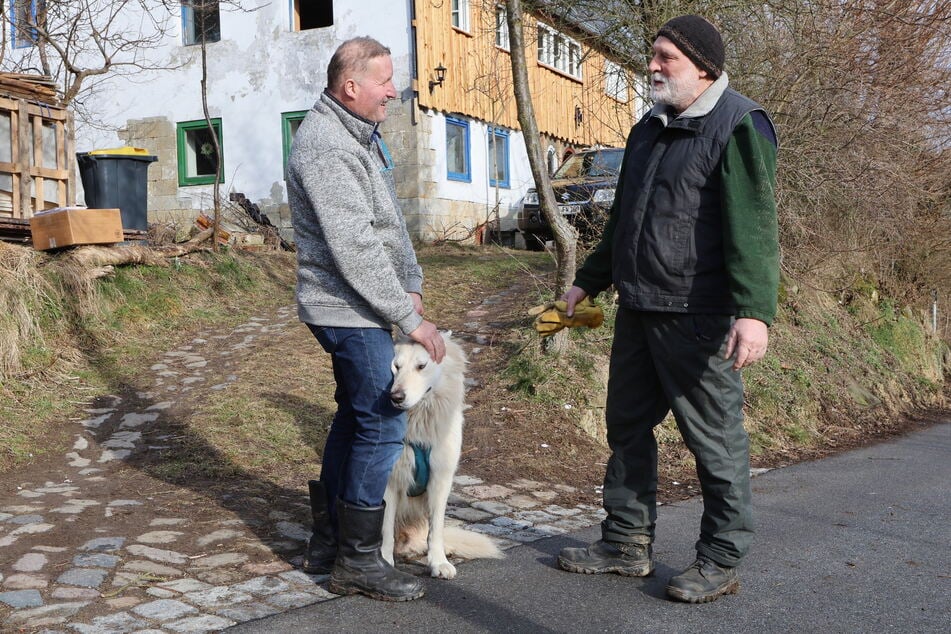 Sofort war Hile da: Ralf Herold ist mit Hund Frosti (5) bei seinem Nachbarn Frank Eichler (64) untergekommen.