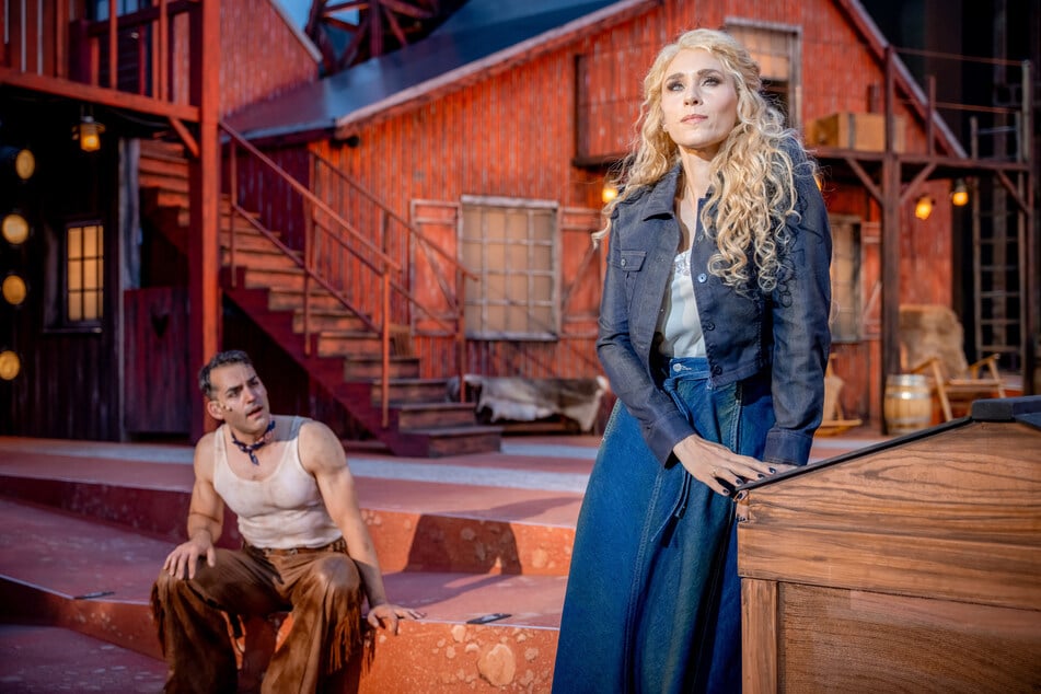 Das Musical "Oklahoma!" feierte am Freitagabend Premiere auf dem Magdeburger Domplatz.