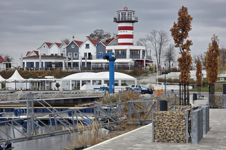 Die Idylle am Geierswalder See ist getrübt: Ein Mann (63) fiel von seinem Boot ins Wasser, wird seit Mittwoch vermisst.