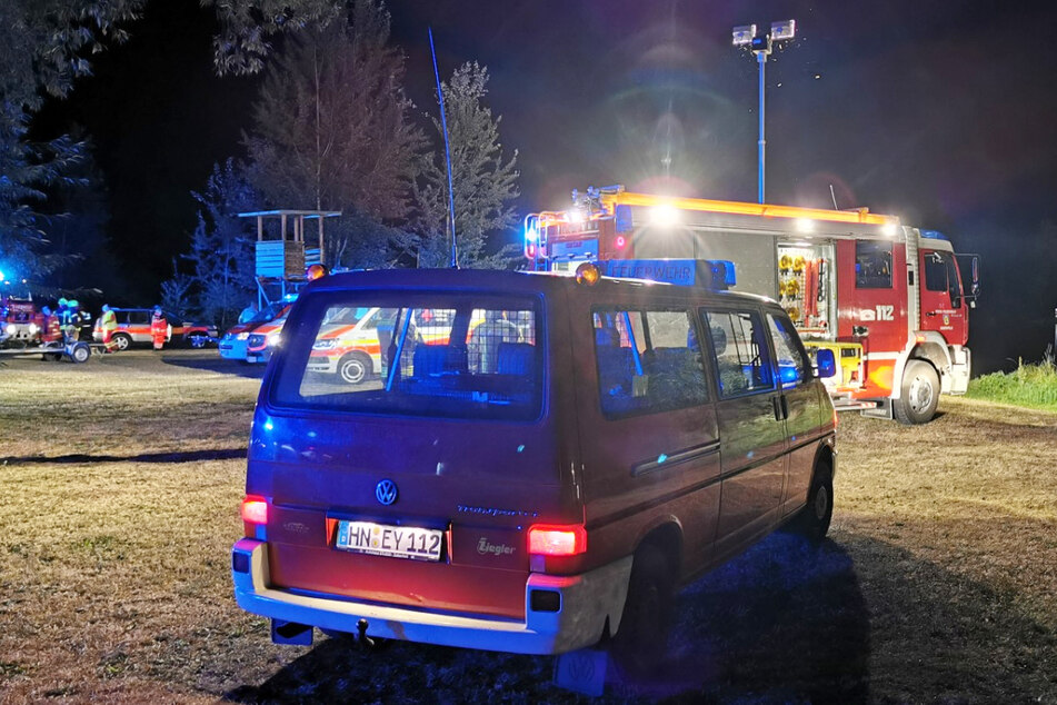 Einsatzkräfte in der Nacht am Katzenbach-Stausee.