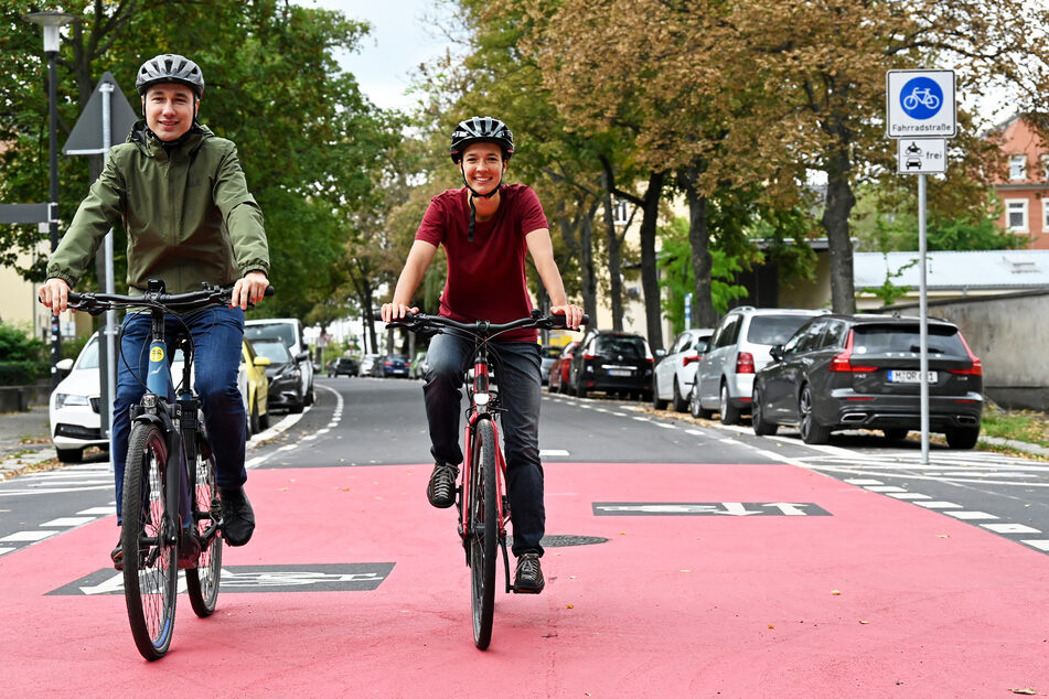 Bürgermeister Stephan Kühn (43, Grüne) und Radverkehrskoordinatorin Paula Scharfe (27) radelten im Herbst bereits über die Fahrradstraße auf der Glashütter Straße. Jetzt folgte eine erste Kontrollaktion.