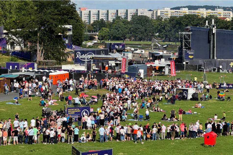 Viele Fans machten es sich schon Stunden vor Konzertbeginn auf den Elbwiesen gemütlich.