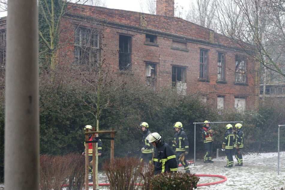 Leipzig: Feuerwehreinsatz im Leipziger Osten: Gebäude brennt