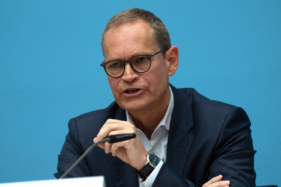 Der Regierende Bürgermeister Michael Müller (SPD) erläutert bei einem Pressegespräch die neuen Maßnahmen zur Bekämpfung der Corona-Pandemie in Berlin.