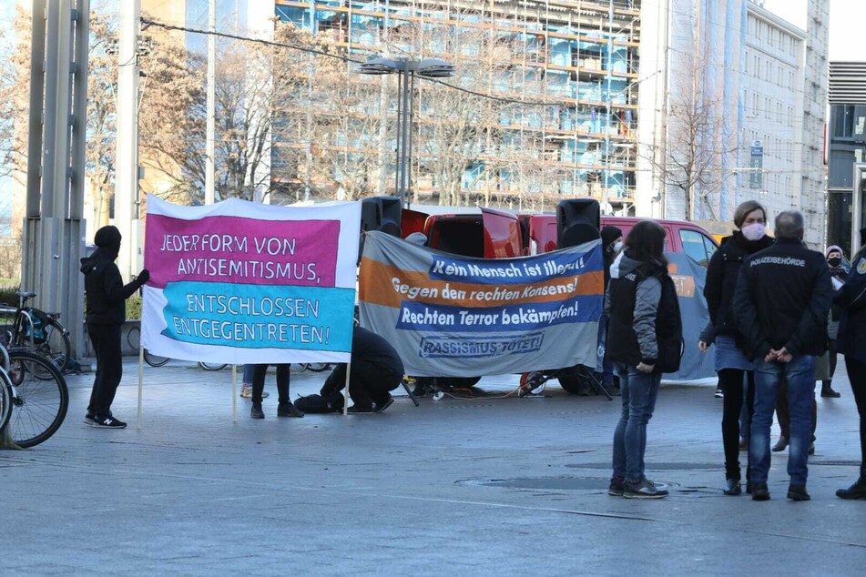 Vor dem Hauptbahnhof in Leipzig sammelten sich eine Handvoll Teilnehmer.