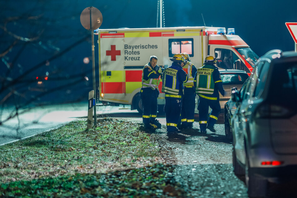 Tödlicher Unfall in Bayern: Fußgänger mitten in der Nacht auf Landstraße von Auto erfasst