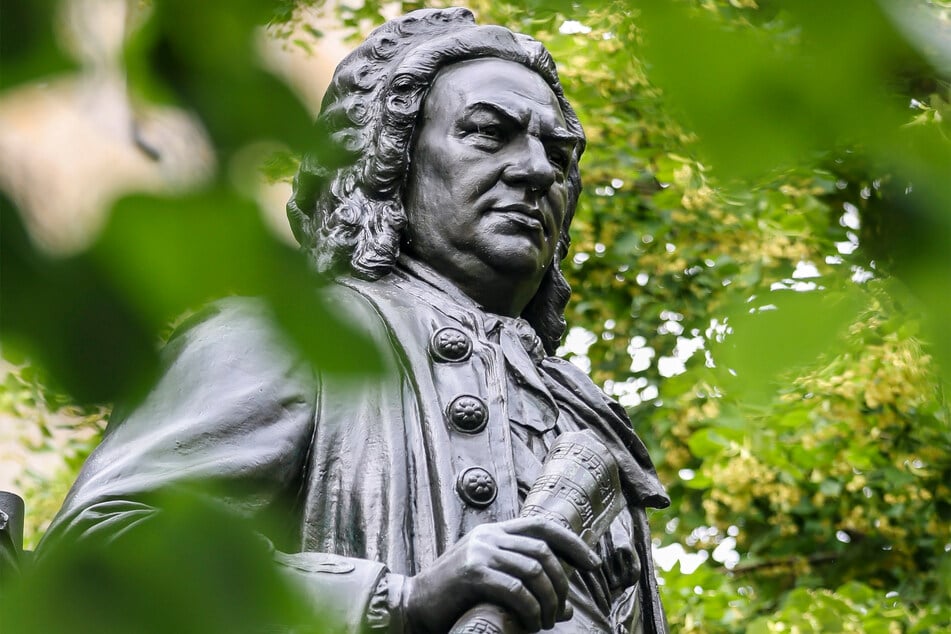 Das Bach-Denkmal vor der Thomaskirche. Der einstige Thomaskantor (1723-1750) komponierte in Leipzig den Großteil seines geistlichen Vokalwerks, darunter die Matthäus-Passion und das Weihnachtsoratorium.