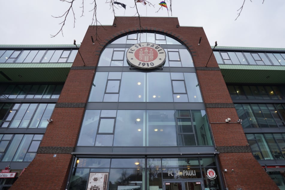 Der FC St. Pauli verkauft ab sofort bei Heimspielen nur noch Würstchen in Bio-Qualität - sowohl vegane als auch aus Fleisch. (Archivfoto)