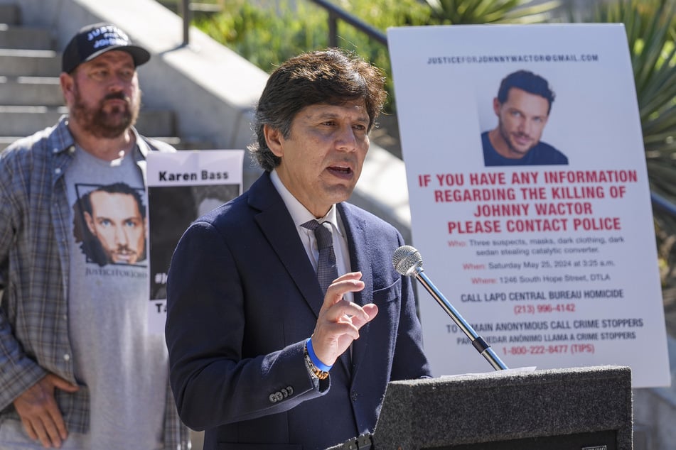 Kevin de Leon, Mitglied des Stadtrats von Los Angeles, während einer Pressekonferenz. Die Polizei schnappte sich vier Tatverdächtige im Todesfall.