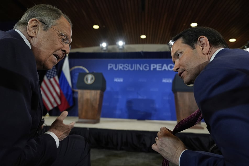 Für Donnerstag wird ein Treffen von Russlands Außenminister Sergej Lawrow (76, l.) und seinem US-Kollegen Marco Rubio (55) erwartet.