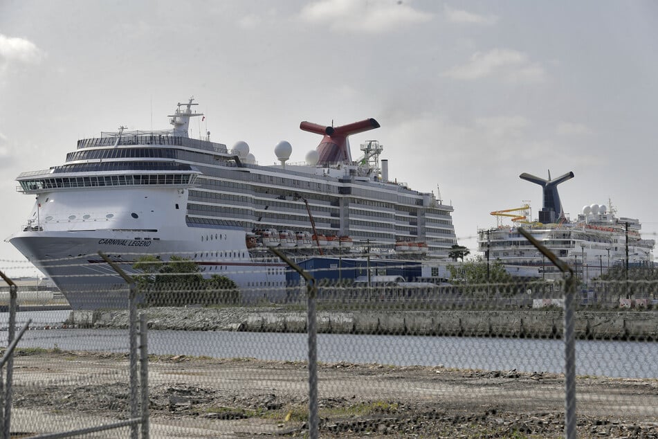 Zwei Kreuzfahrtschiffe der Carnival Cruise Line sind am Hafen von Tampa Bay in den USA angedockt.