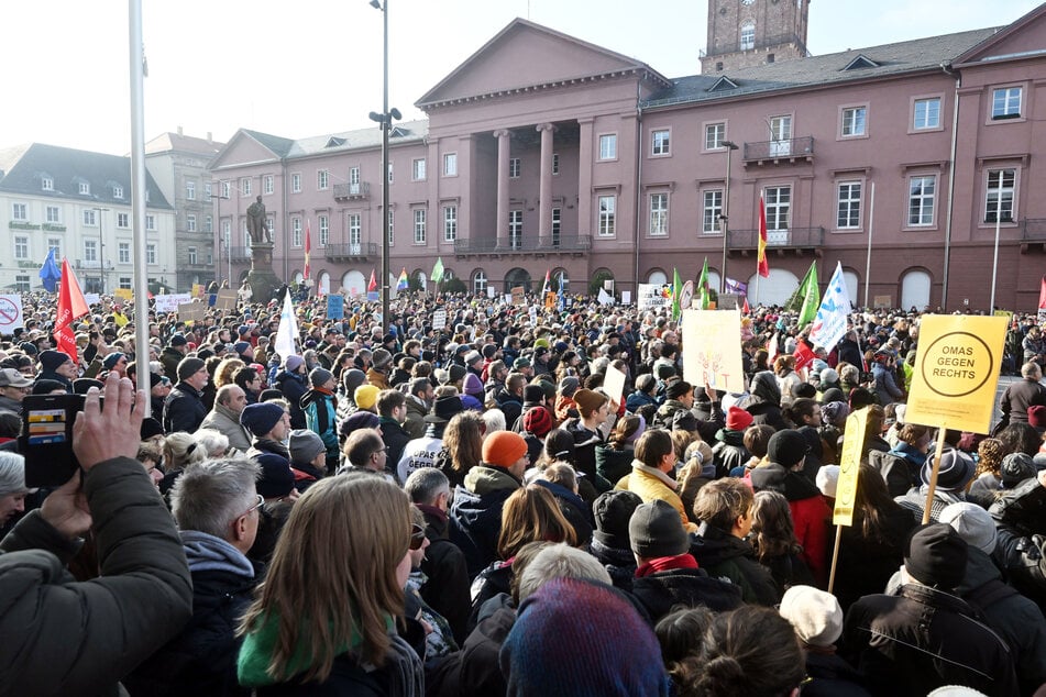 Unter dem Motto "Mit uns statt gegen uns" fand auf dem Marktplatz Karlsruhe eine Demonstration statt.