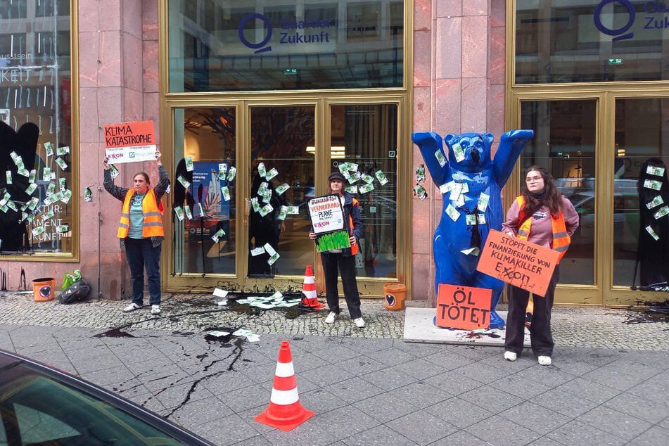 Drei Aktivistinnen der "Letzten Generation" haben am Donnerstagmorgen vor der Deutschen Bank in Berlin protestiert.