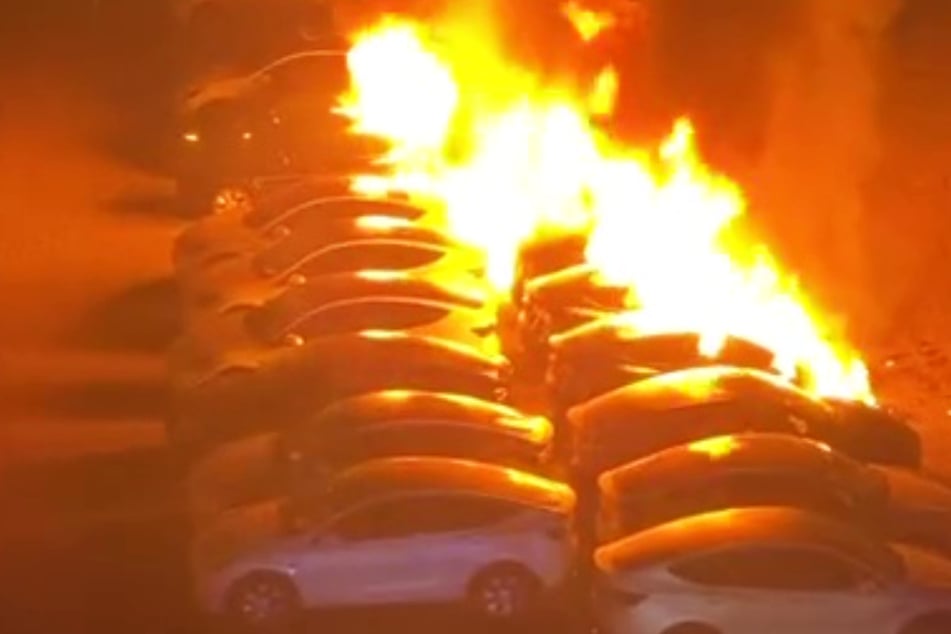 Die Flammen schlugen meterhoch: Bei einem Brand in Frankfurt-Fechenheim wurden zehn E-Autos zerstört, weitere Wagen wurden beschädigt.