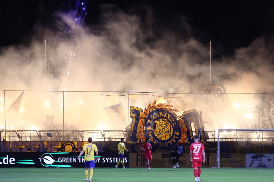 Schön anzusehen, aber sehr teuer für Lok Leipzig wird vermutlich die Silvesterstimmung der Fans im Block.
