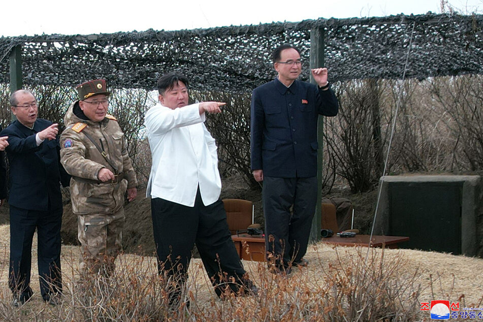 Nordkoreas Machthaber Kim Jong-un (39) beim Test eines strategischen Marschflugkörpers.