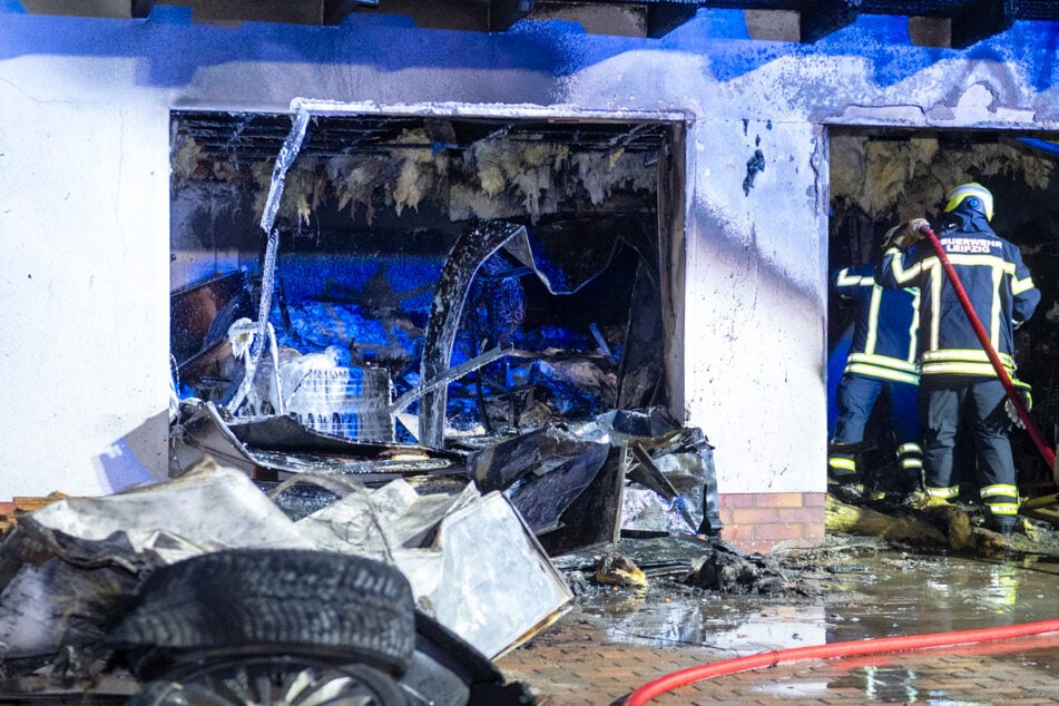 Nichts zu retten: Die Flammen erbrachten völlige Zerstörung in der Garage.