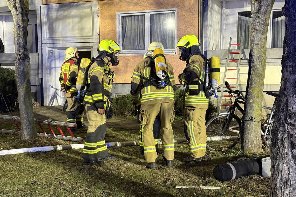 Die Feuerwehr hatte das Mehrfamilienhaus evakuiert.