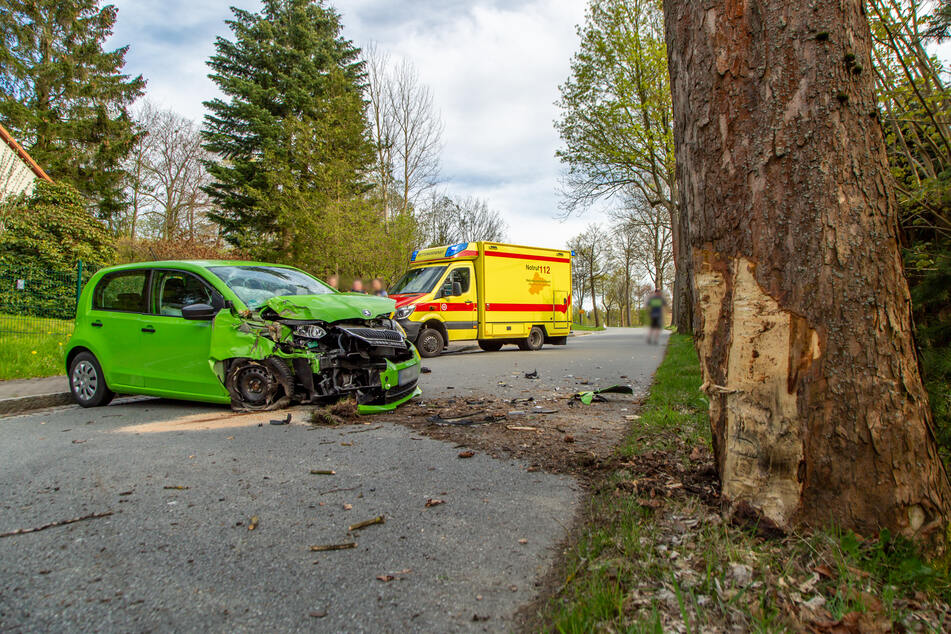 In Elterlein ist ein Skoda gegen einen Baum geprallt. An dem Auto entstand Totalschaden.