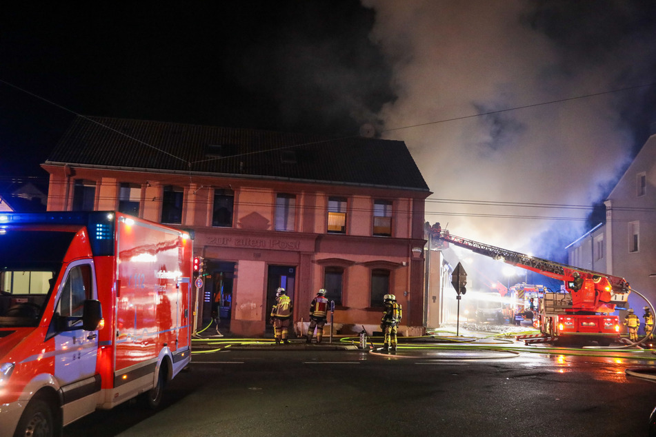 Bei dem Brand in einer Schreinerei in Solingen wurde glücklicherweise niemand verletzt. Die Feuerwehr evakuierte sechs Menschen.