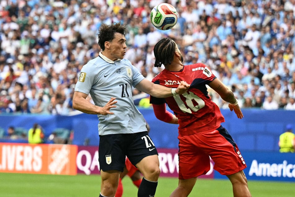 Federico Viñas (27, l.) und Telmo Arcanjo (25) sorgten beim WM-Spiel zwischen Uruguay und Kap Verde für Aufsehen.