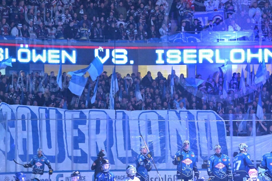 Aus Iserlohn waren fast 1000 Fans da. Sie sorgten für Gänsehaut-Atmosphäre.