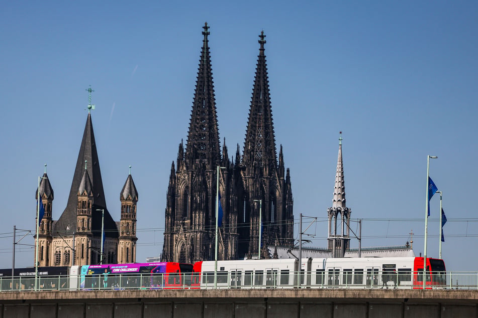 Auf der Deutzer Brücke kommt es durch die Bauarbeiten im Sommer zu erheblichen Verkehrseinschränkungen und längeren Staus. (Archivbild)